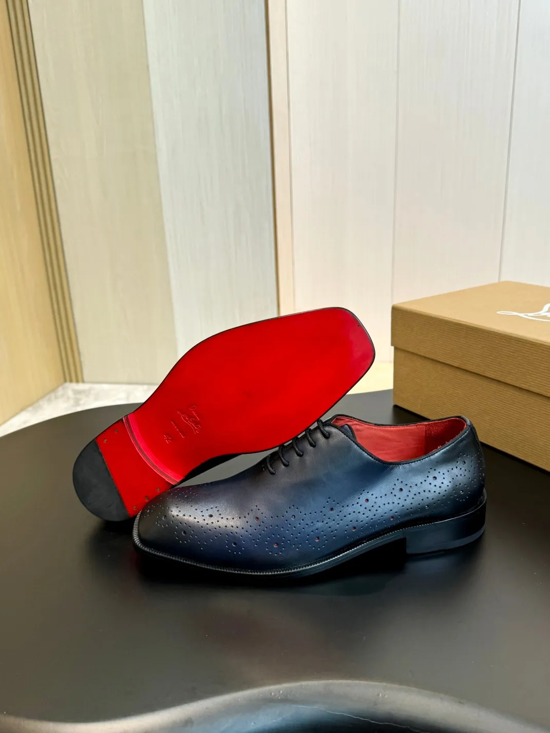 [CL red-soled shoes] Top P: 1020💰 Size 39-44 (⚠️38.45.46 custom-made, non-refundable and non-exchangeable) 🆑High-end men’s business formal leather shoes, original and genuine top-quality goods ••✅💯 Top-quality original order purchasing agent! Original imported patterned cowhide ➕Imported cowhide lining ➕Cowhide feet ➕Original leather outsole~🉑️Feel free to compare the authentic ones!